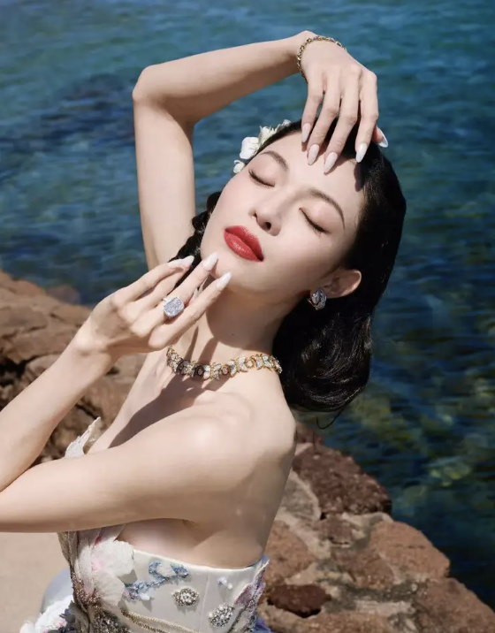钟楚曦穿繁花抹胸裙高举雨伞海边美照超吸睛
