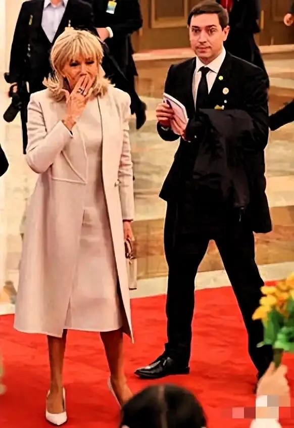 北京零下好几度，马克龙的老婆穿着羊绒大衣光着小腿！尽显优雅永不过时。