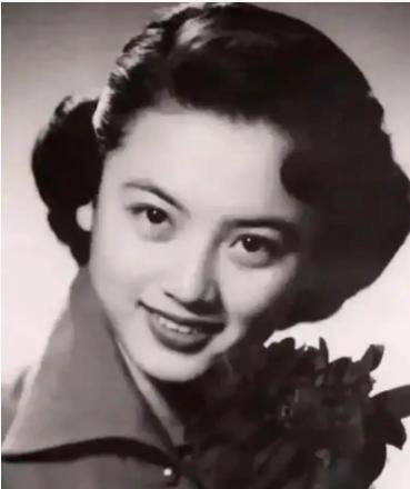 1948年，年轻漂亮的国军团长妻子陈愉照顾丈夫住院期间，惨被欺负，事后，院方劝她