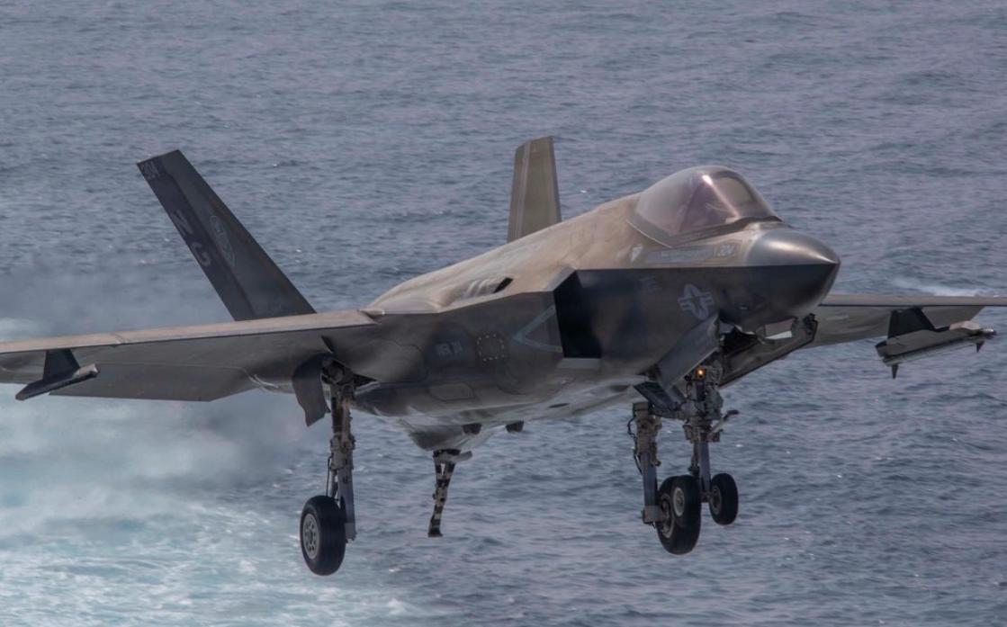 对于正在集结在伊朗周边，准备打伊朗的美军，在1月31日，迎来了当头一棒：航空通报