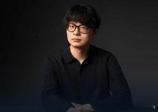 【#前小米XLA负责人陈龙创业#】从多方独立信源获悉，前小米汽车智能驾驶基座模型兼XLA大模型负责人