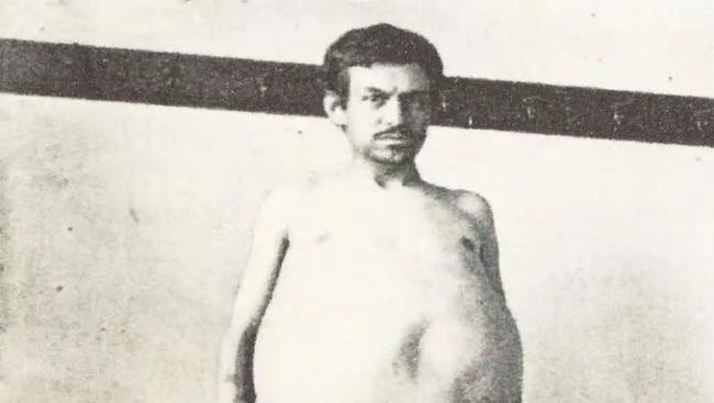 1892年，在美国得克萨斯州一户普通人家，一个新生命呱呱坠地。他叫约翰，表面看似