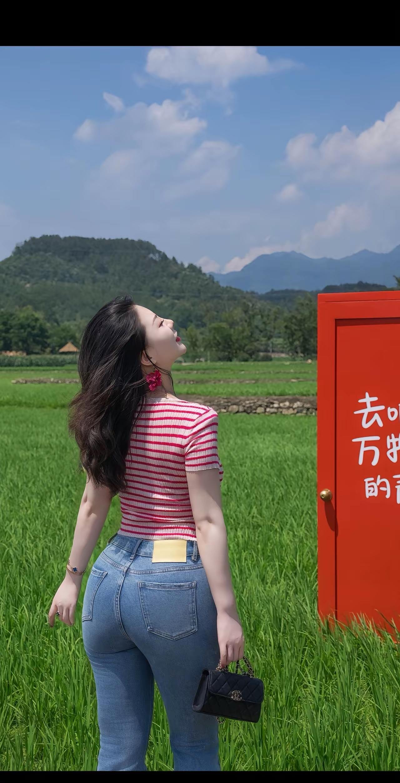 下联：有请🤝🤝🌹🌹友友请根据图片展示下联翠绿的稻田边，远山如黛。我
