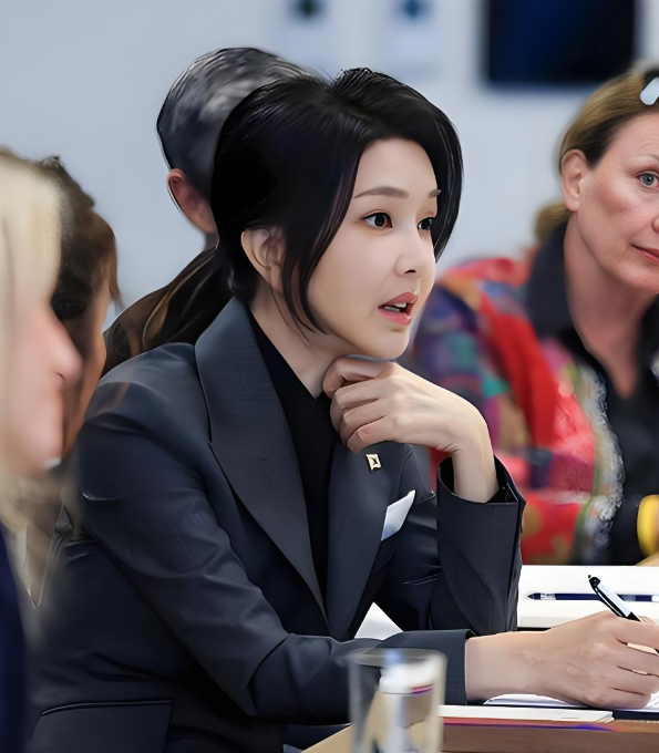 相比尹锡悦，金建希显然更为聪明。她不仅主动表示将配合特检组的调查，还在公众面前郑