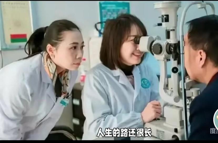 这位曾医生不仅长相出众，而且医术十分精湛。实际上，她和院长之间的事也是身不由己。