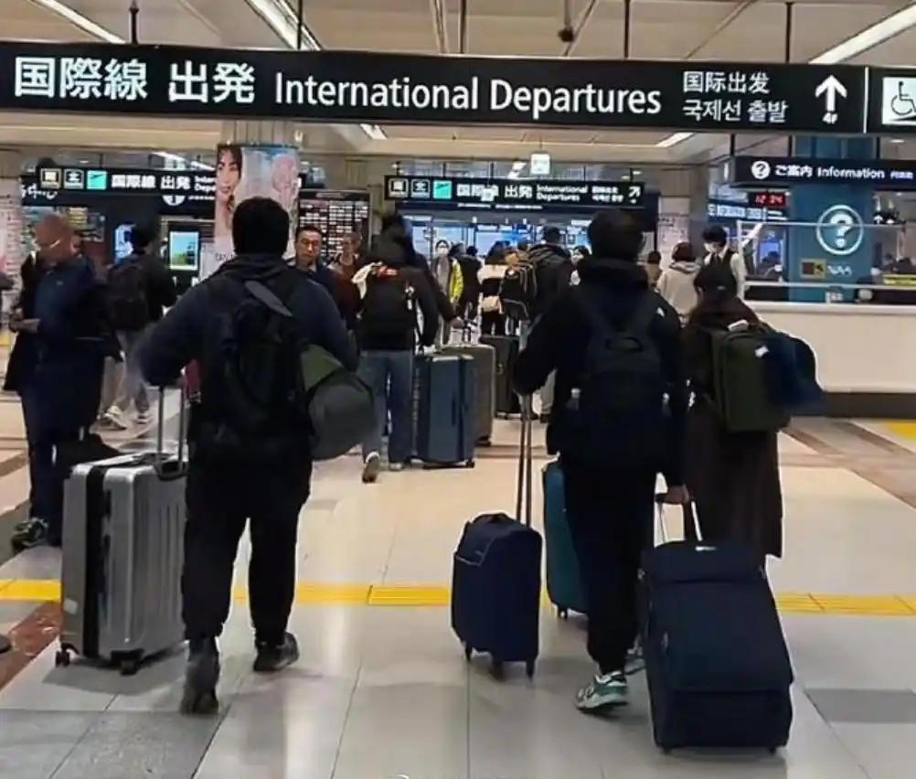 好家伙！日本机场上演“断崖式撤退”这画面太魔幻！日本机场挤满了提着行李、