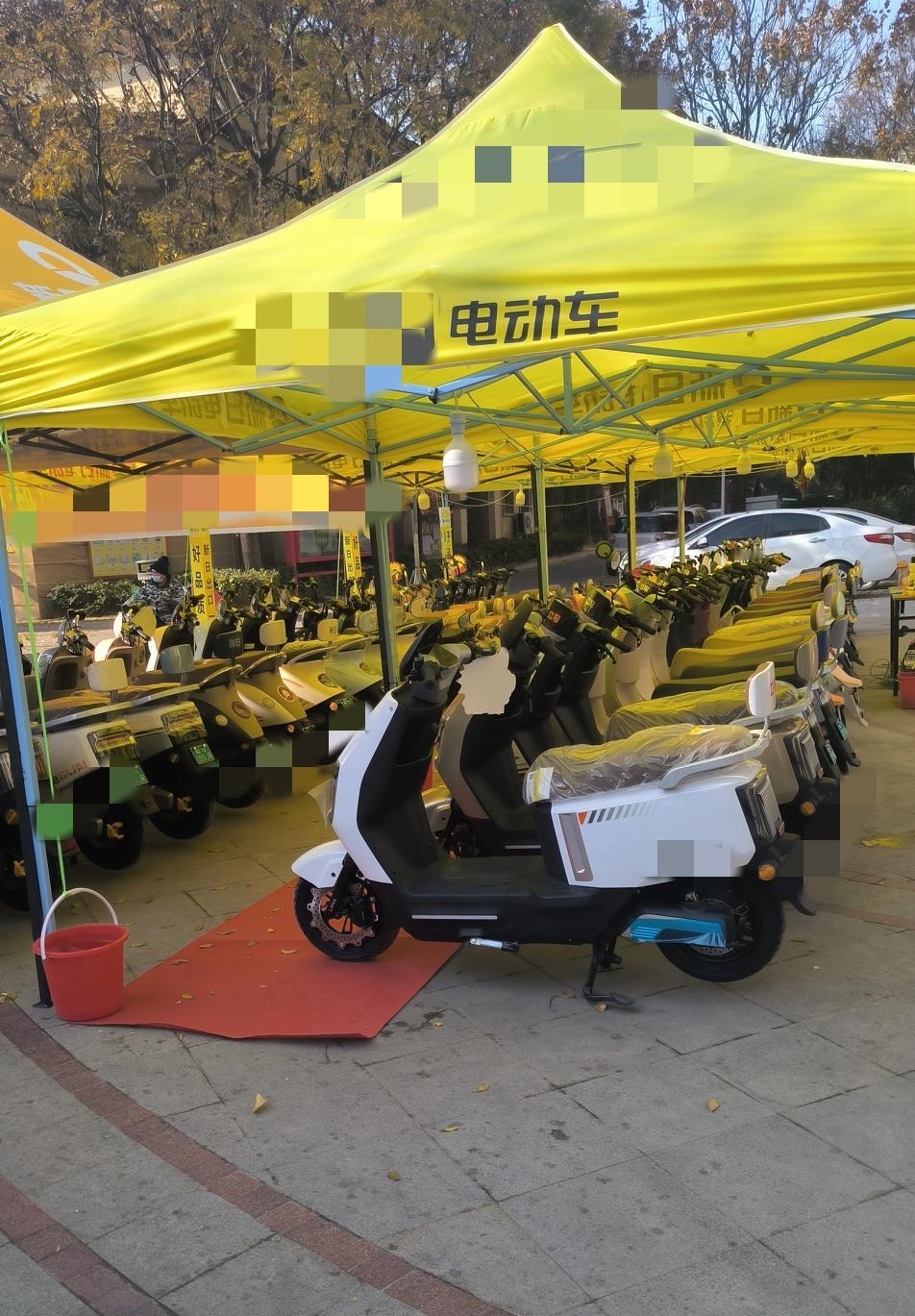 新国标不好卖，拉到小区里卖了，看车型，与旧国标没有区别，有后座，坐垫下面也有储物