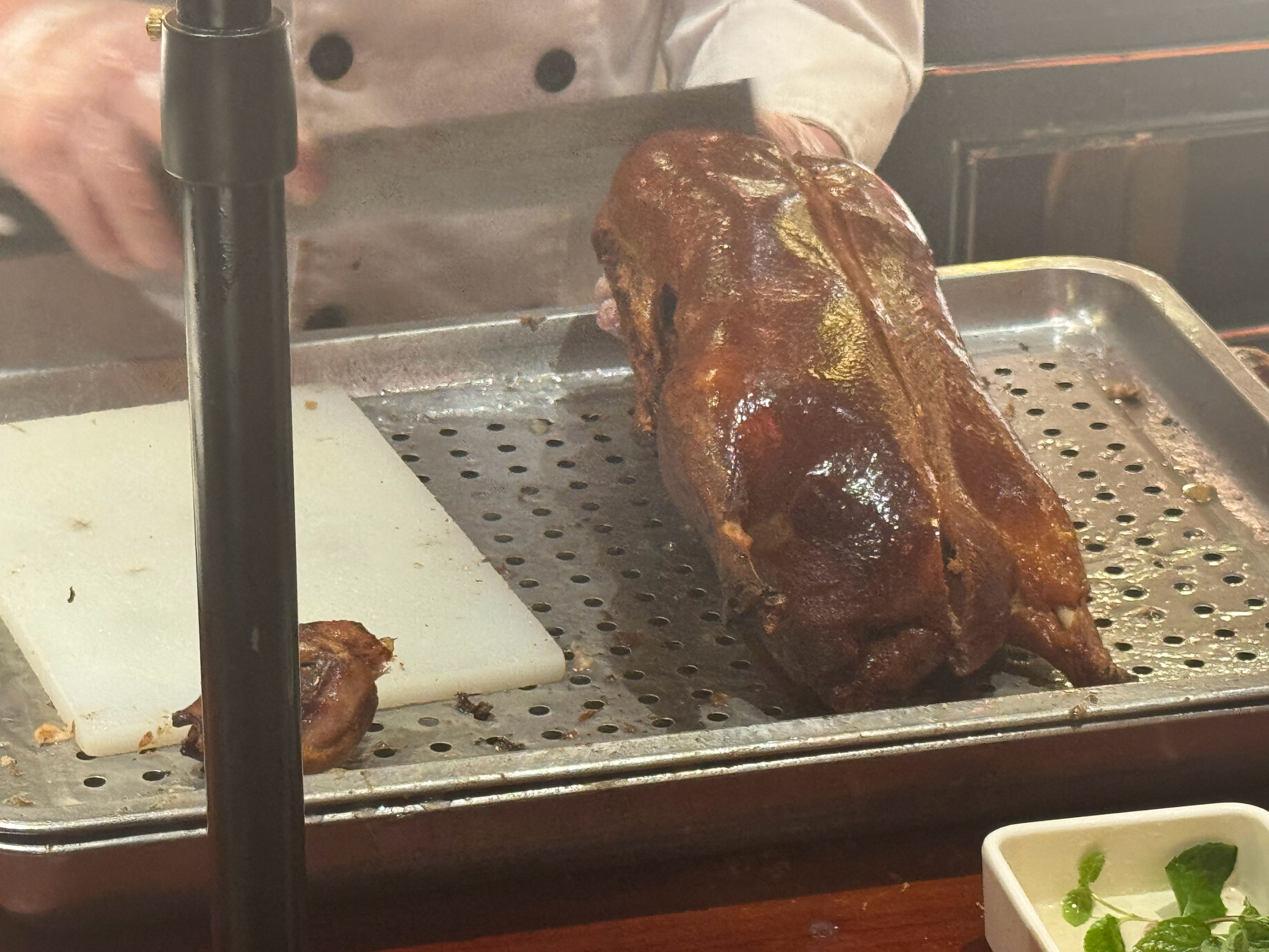 到北京带妹妹吃个烤鸭。看给她吃的。