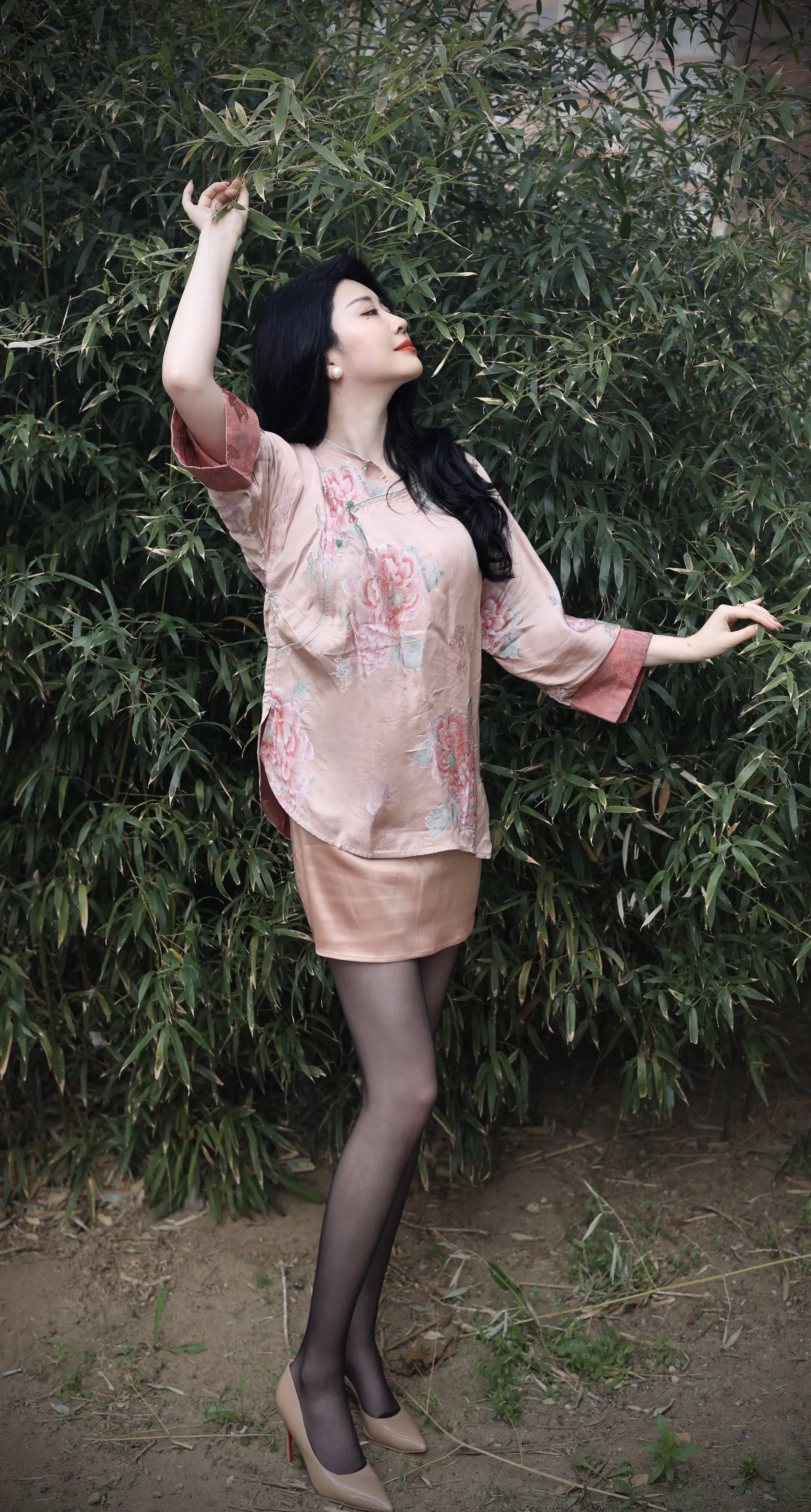 竹林深处 牡丹开在身上 🌸。