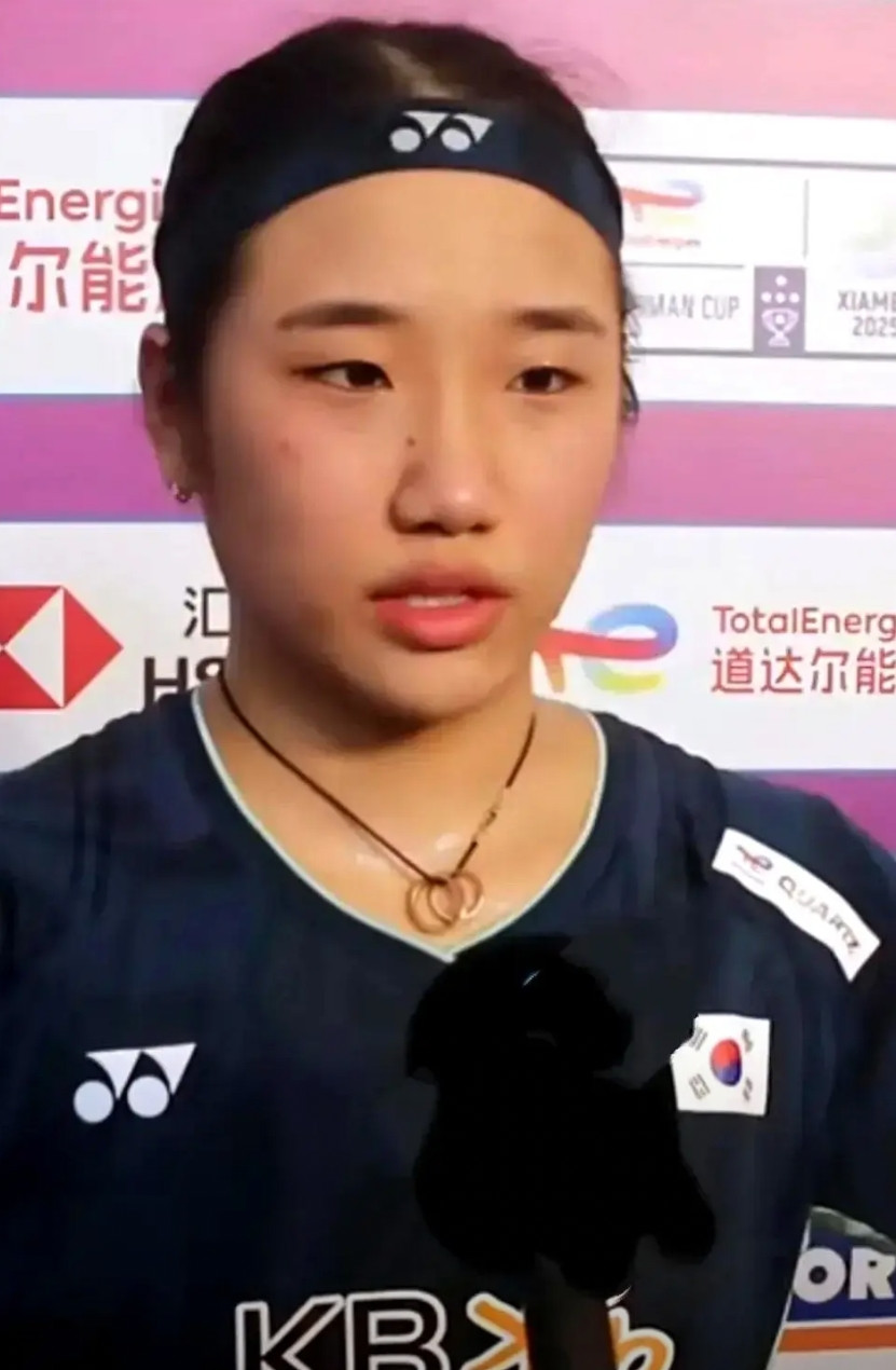 现在最恨苏杯裁判的，不是领了红牌的黄东萍，也不是他的搭档冯彦哲，而是坐在场下一脸