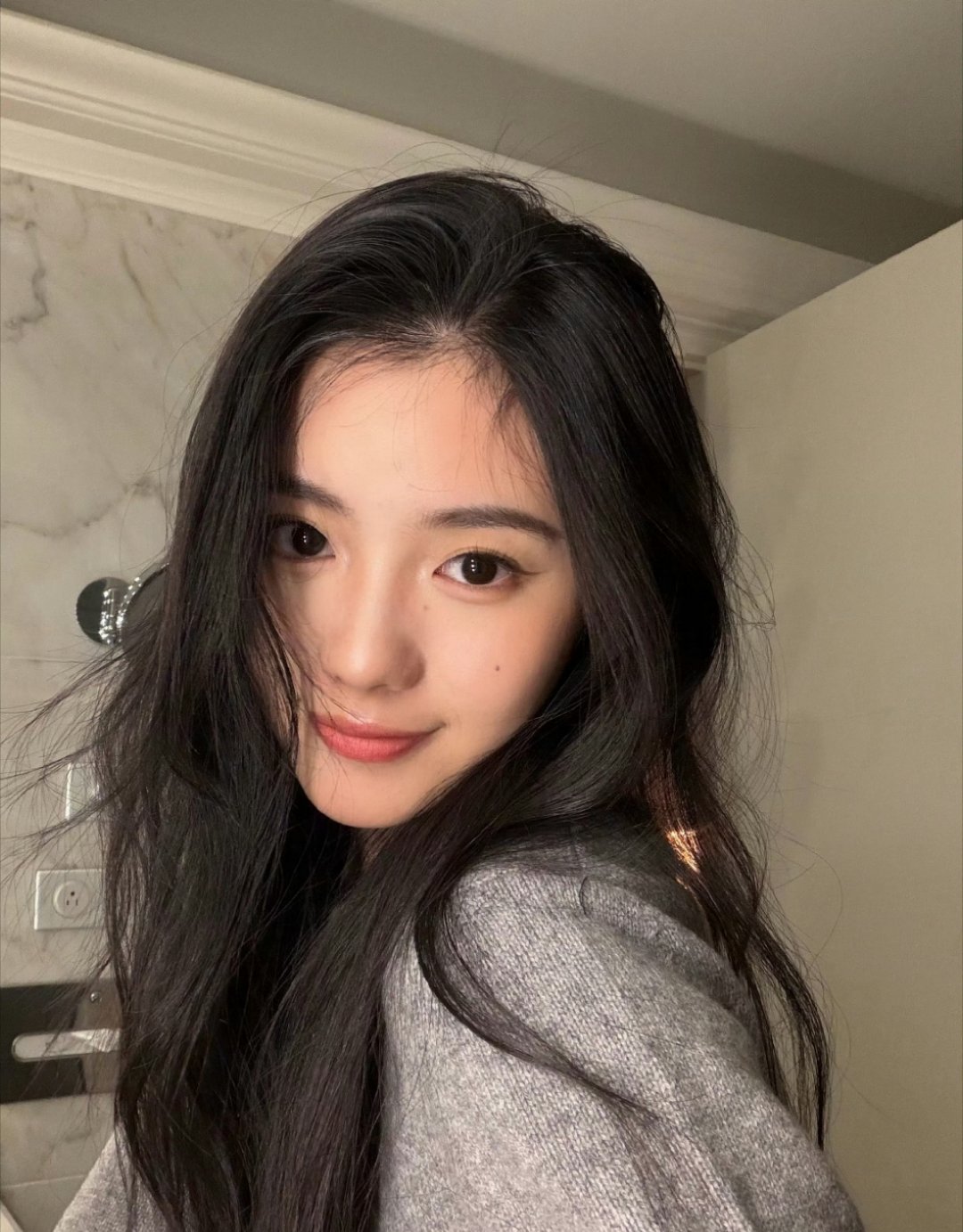 刘浩存宝宝是不是过于美萌啦，多更新自拍哦！爱看！！​​​