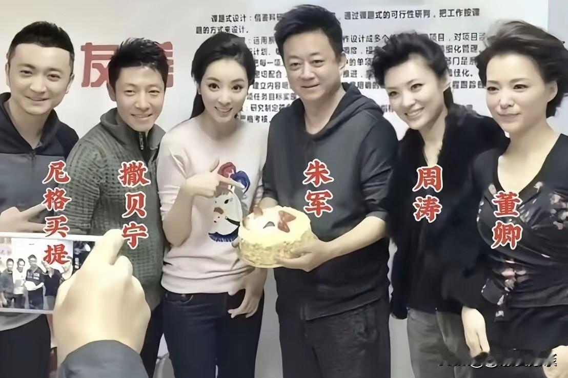站在才子撒贝宁身旁、一身浅粉长袖的这位女主持太亮眼！标准精致瓜子脸，完全贴合当下