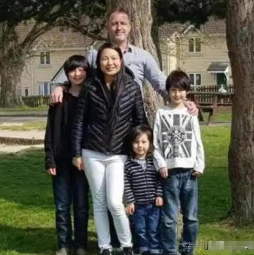 “你要是能怀孕我们就结婚”2006年，英国69岁亿万富翁爱上中国33岁女外卖员，