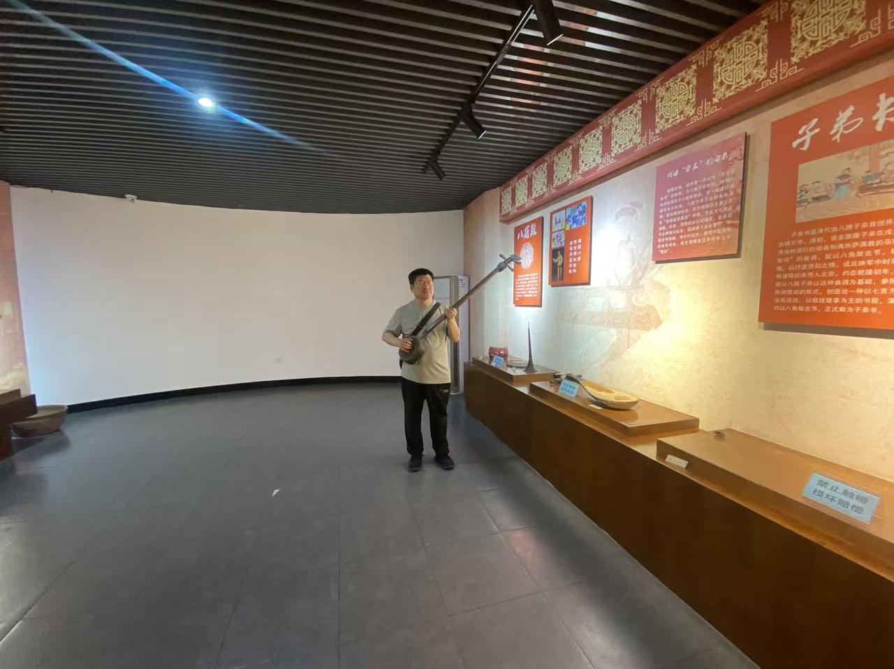 今天我和一个女同事在我家小区一起行走去单位上班。迎面正赶上我的妻子吃完早餐回来。