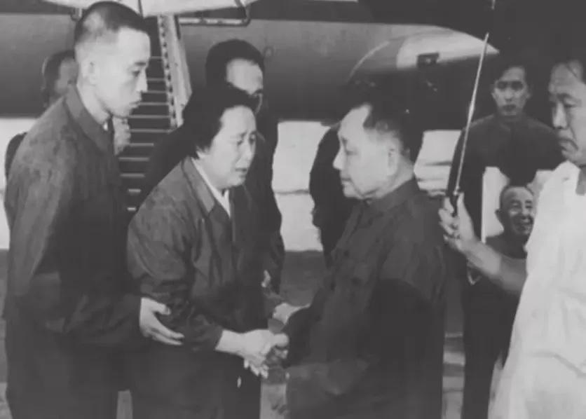 1978年夏，罗瑞卿大将灵柩从西德运回北京，领导慰问罗将军遗孀时的一幕，罗将军赴
