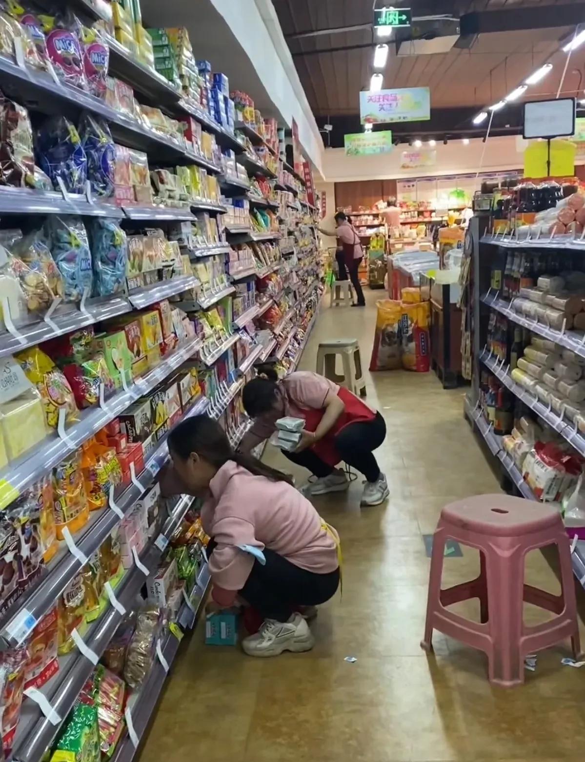 回到农村老家快一个月了，闲不住了，就去镇上超市找了个班上，15岁的女儿放暑假，天