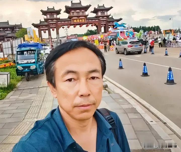 最近经常刷到一个叫“大辉去旅行”的博主，他的照片永远都是背着一个包，打开他的账号