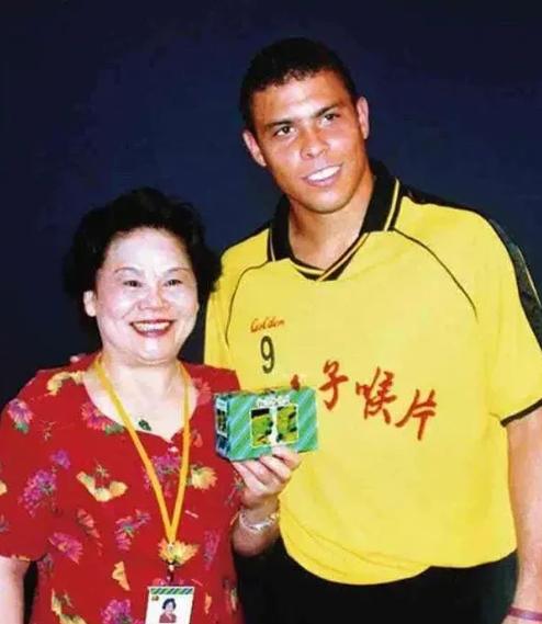 2003年，罗纳尔多来到中国，一个富婆对他说：“只要你陪我吃顿饭，我就给你30万