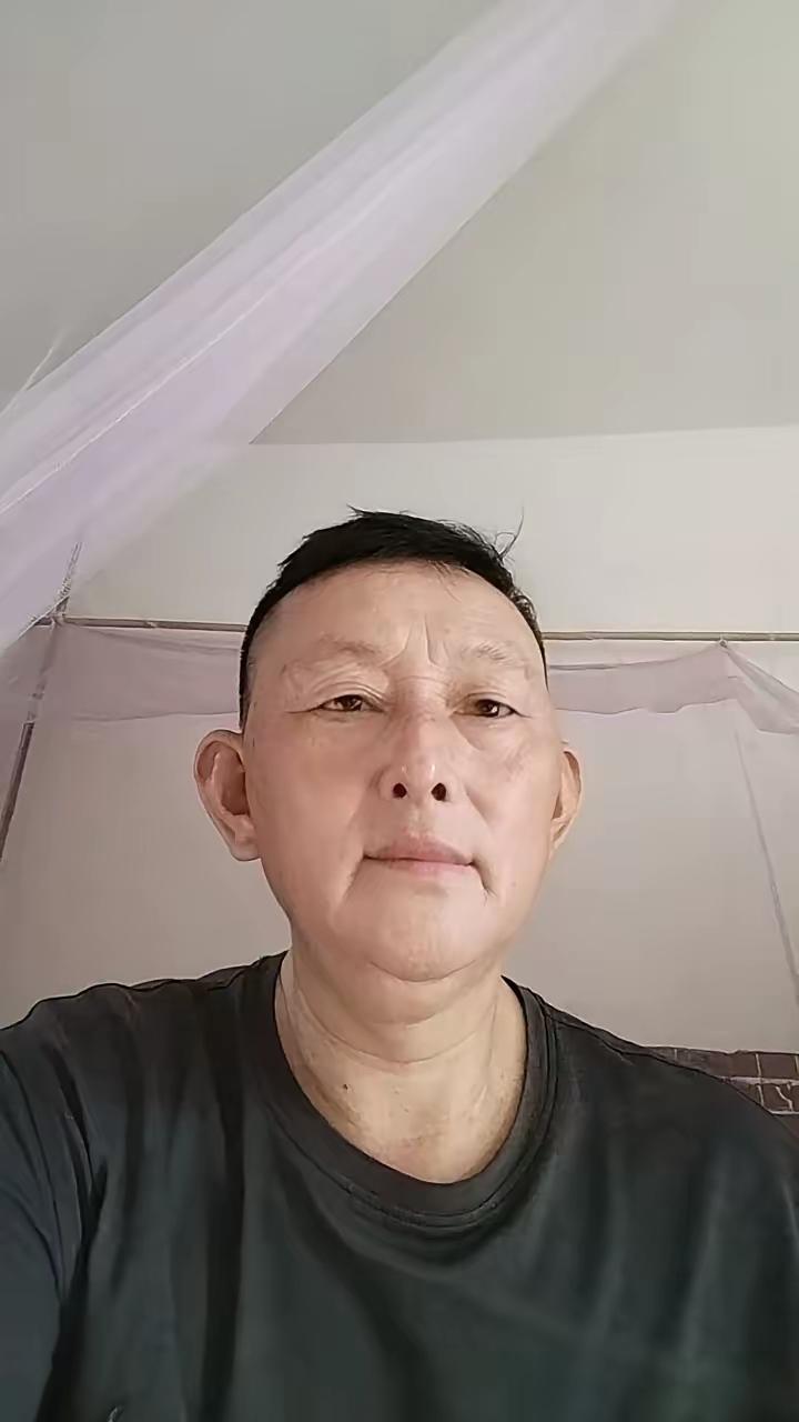 千万不要买月饼，也不要吃月饼了。为啥？因为这玩意儿早就不是食物，而是商家玩得