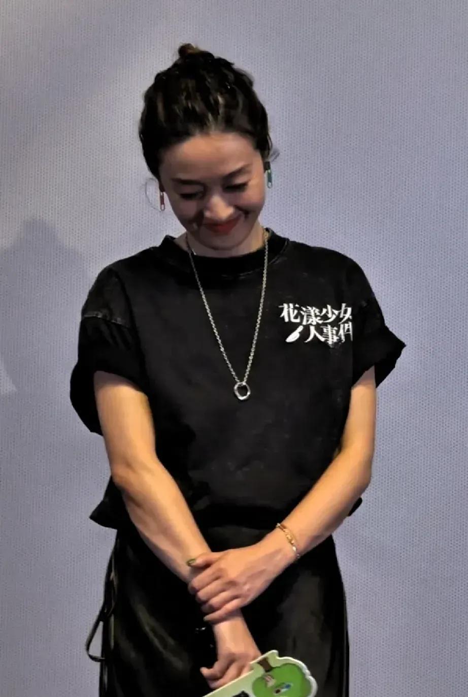 这个上海女人，颜值虽然不是十分的惊艳，但也是别有一番风味，有一种上海女人特有的腔