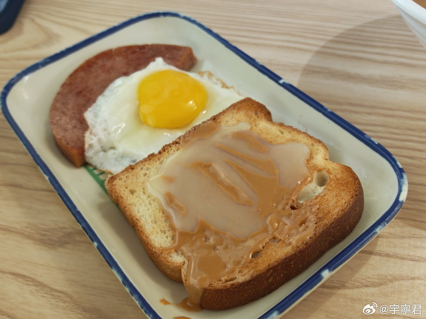 虽然香港茶餐厅早餐款式都大同小异但配搭和味道都有少许不同第一次去这间店，吐司不是