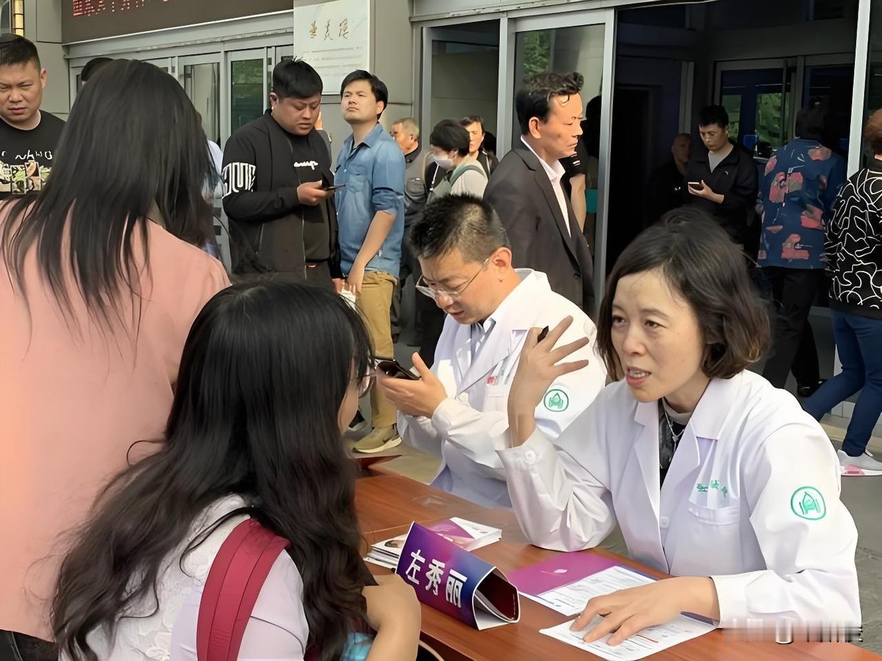 左秀丽教授，医学博士，山东大学齐鲁医院消化内科主任、教授、主任医师、博士生导师，