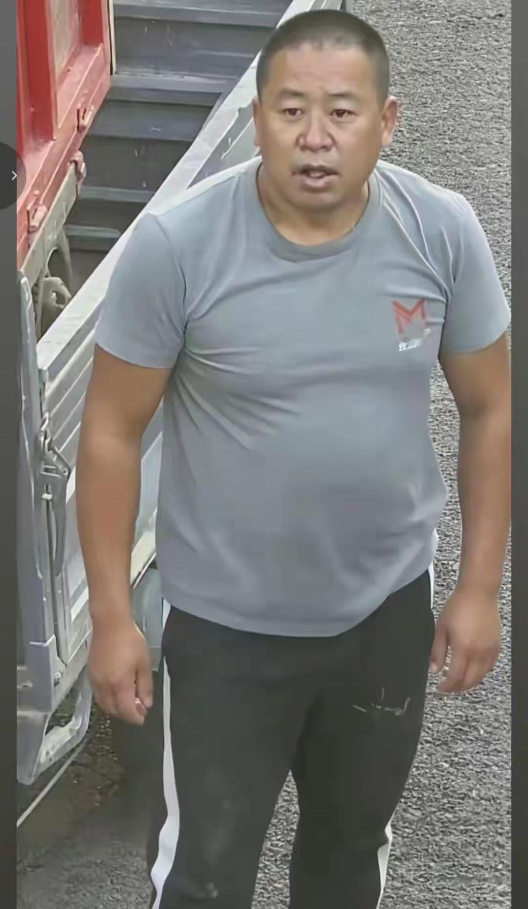 夏付钢还在逃，没被抓住，我有一个疑问，他今年已经51了，从照片上来看