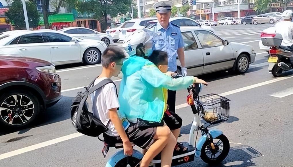 别再为接娃烦恼，交警:非得选无座的电动车吗？这些方法接十个娃都没问题新国标