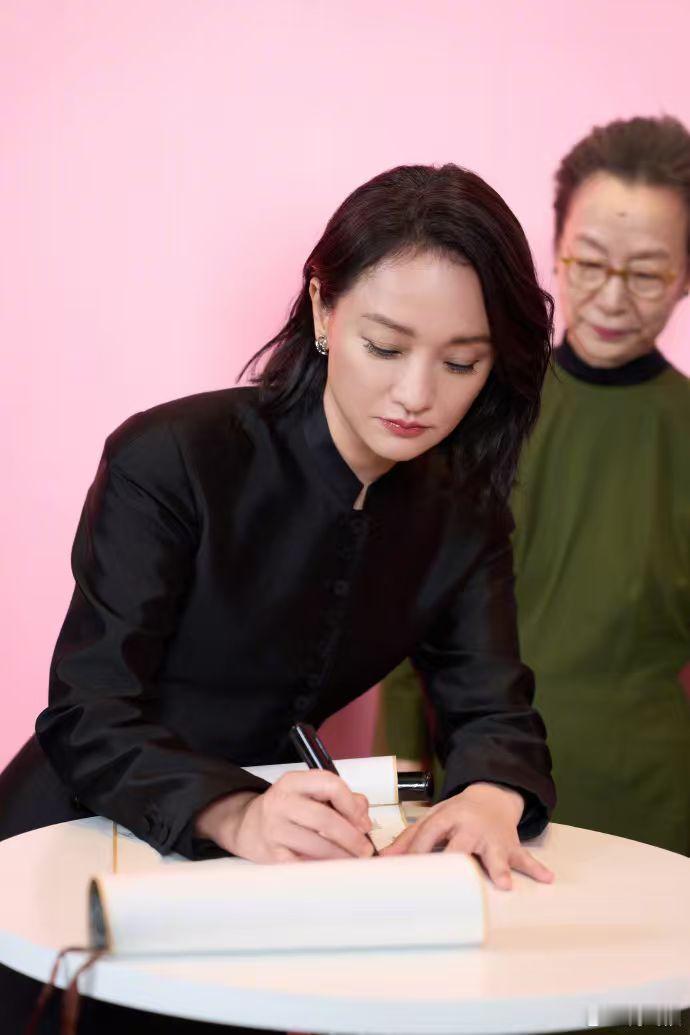 周迅还是那个周迅从戛纳到釜山跨越二十年，眼神里那股灵动劲儿一点没变，太难得​