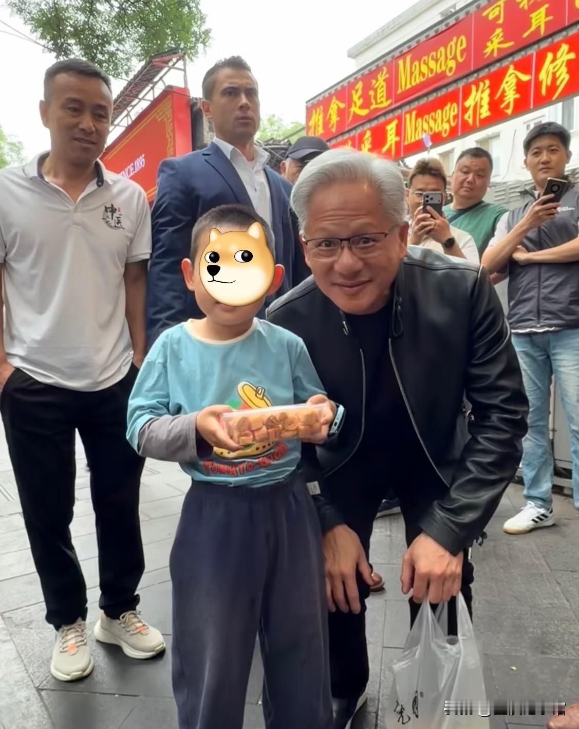 今天英伟达董事长黄仁勋逛了北京的南锣鼓巷，太接地气了，真的一点架子都没有。北京天