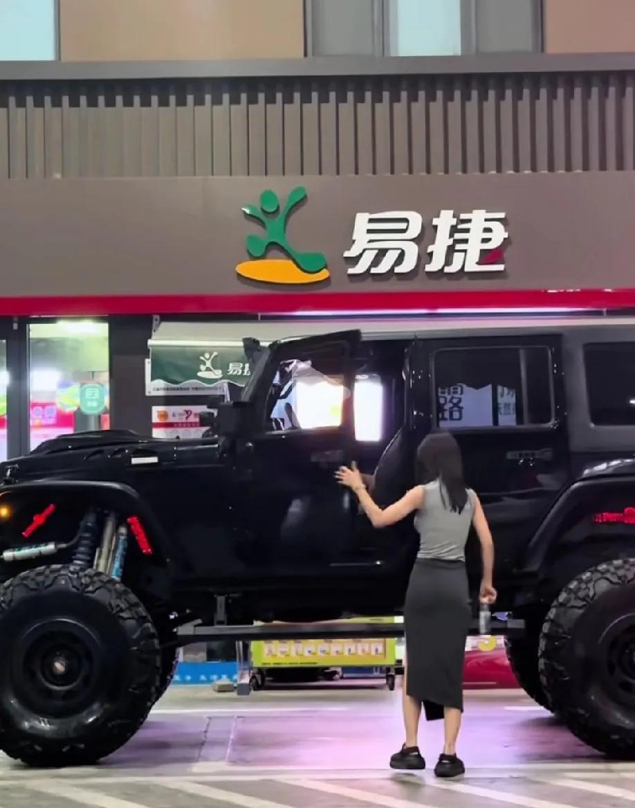 美女原来是这样上车的！当初就因为4S店告诉我，买车不送这个塑料小凳，还得自己买，