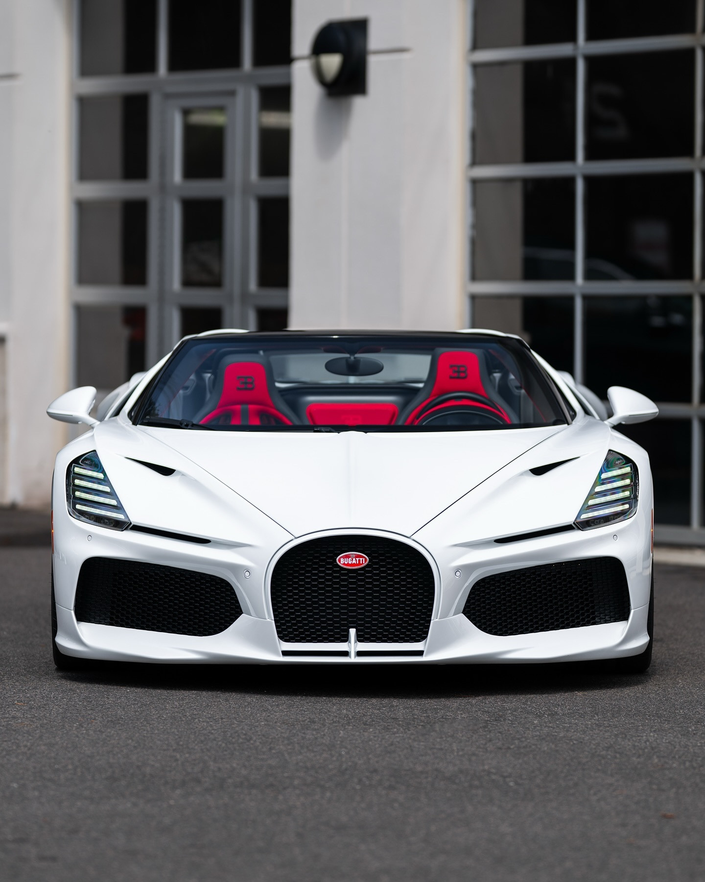 BugattiMistral布加迪买超豪华车型我一般不建议选白色，会显得有点