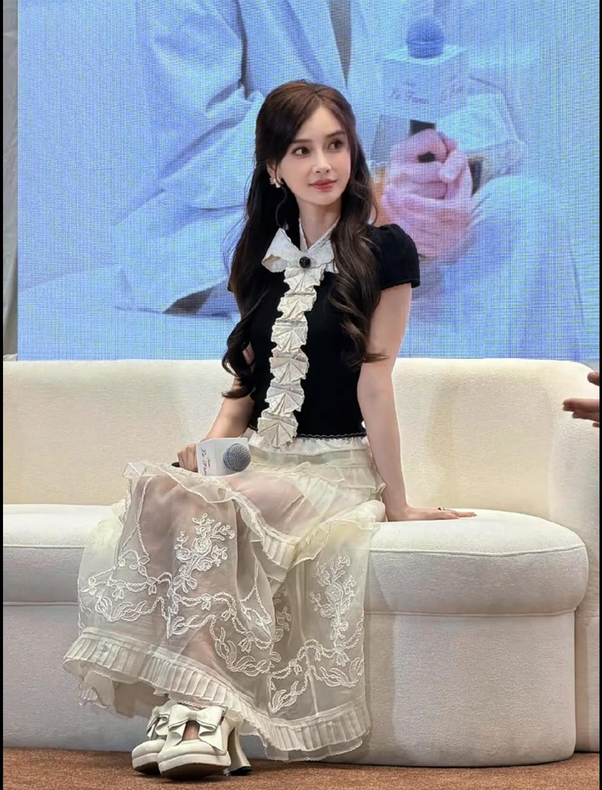 Angelababy以一身黑白蕾丝造型亮相褶皱领边勾勒精致，半透纱裙藏着