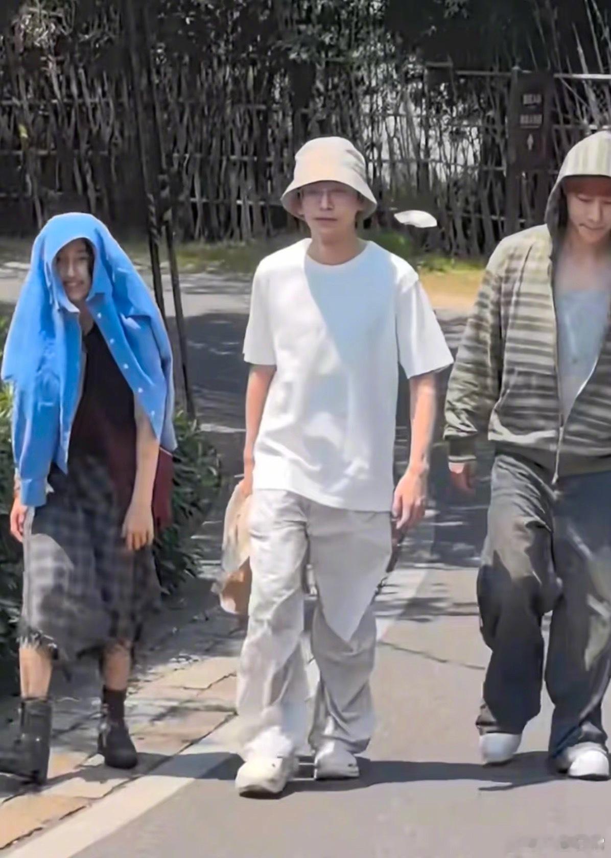 张艺兴、彭昱畅、张子枫《向往的生活8》路透向往的生活8乌镇路透​​​