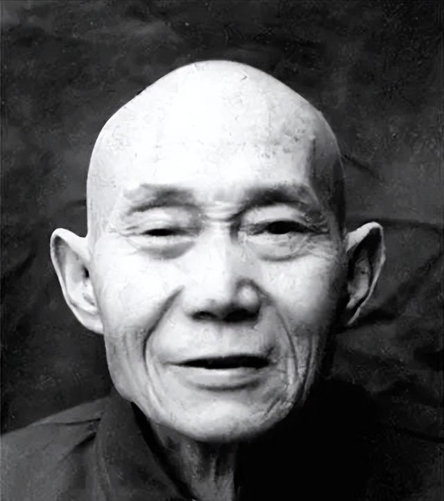 1940年，一名地下党投靠了日军，而当他见到日军队长后，突然拿出手枪，对着日军队