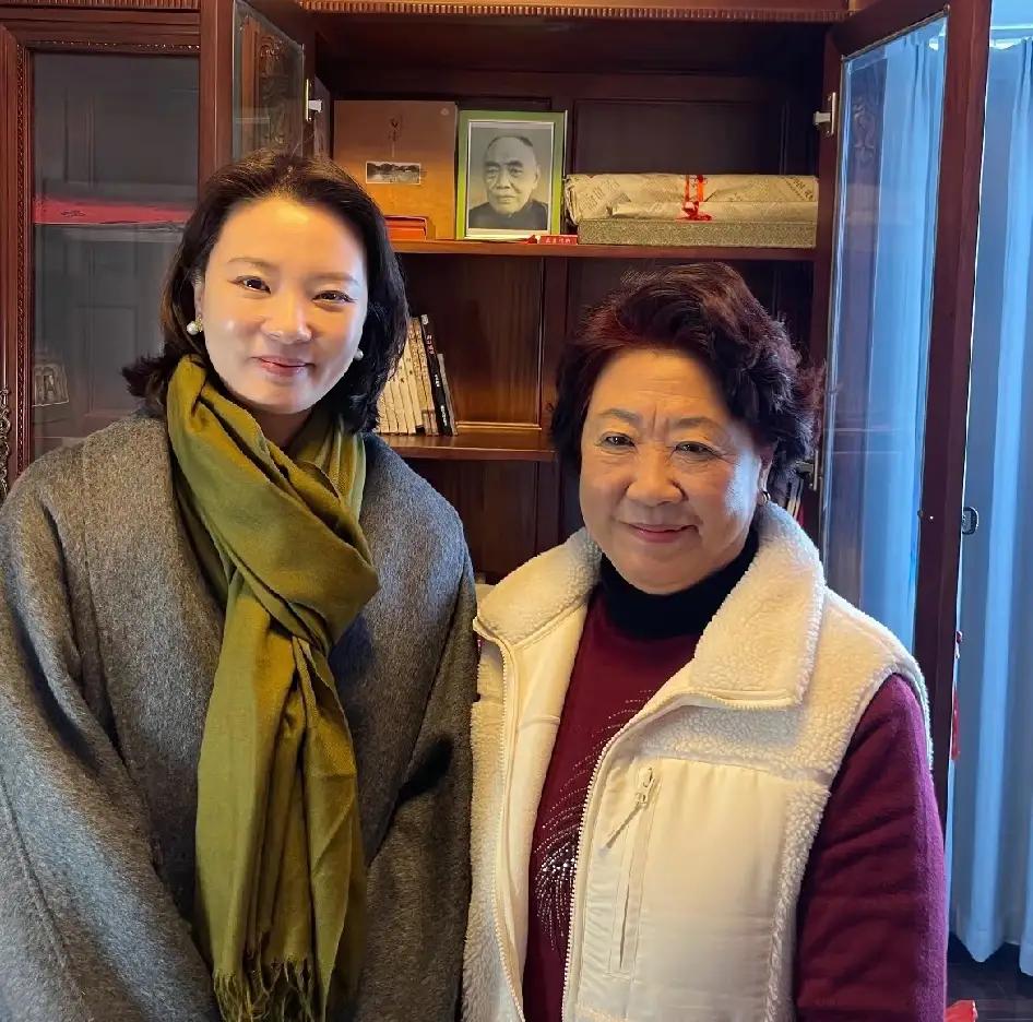 现在回过头去看原先南京博物院那个嘲讽庞家后人的策展人，简直就是一个超级小丑。人家