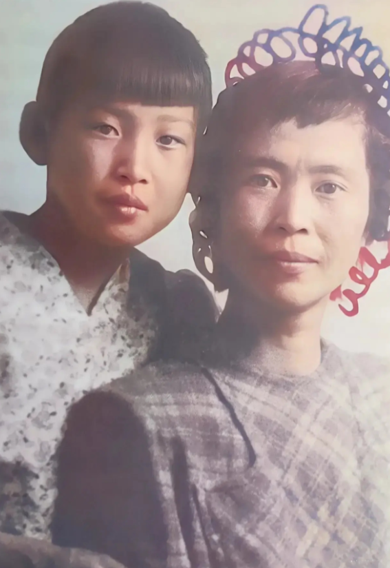 李敏与妈妈贺子珍的一张合影，二人当时在苏联，过得很艰辛！一张拍摄于1946
