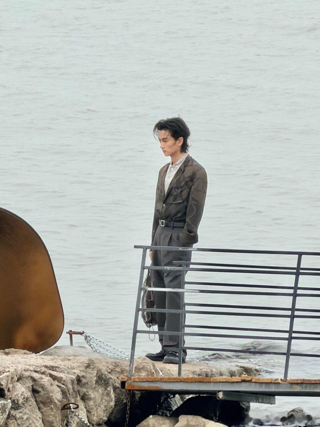 网友拍照偶遇陈晓，离那么远眼睫毛都能看见