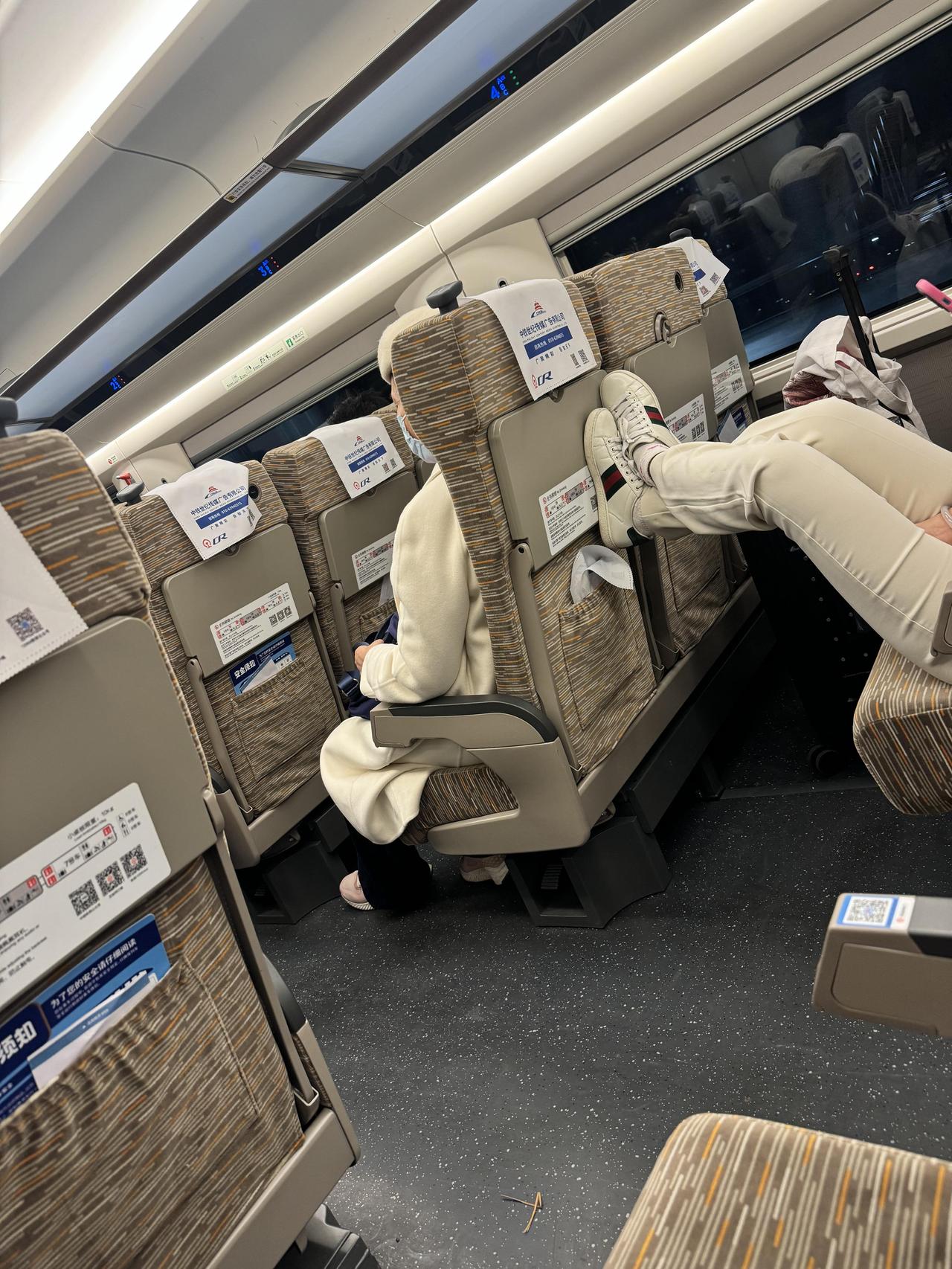 高铁上遇到这种人真的会瞬间下头！😤刚坐下就看到旁边女生把脚直接踩在小桌板