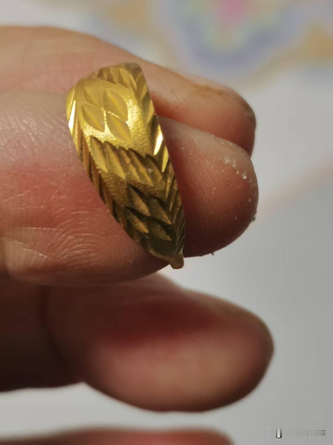 金耳环丢了一个月后，竟在毛衣店里找回来了2025年12月15日，陪妈妈去羊毛衫