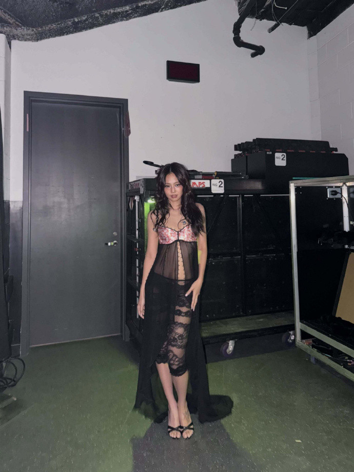 Jennie黑色透视纱裙妮好辣！！