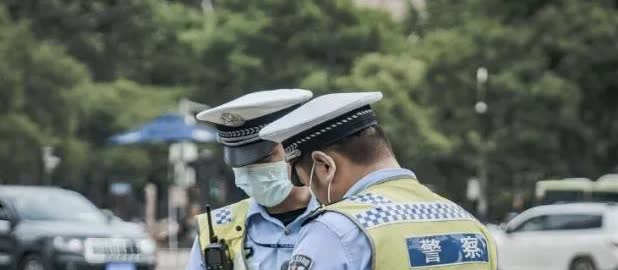 北京西城，男子因车辆被限号，就给车辆套上车套，打车去上班。结果不久后居然接到交警