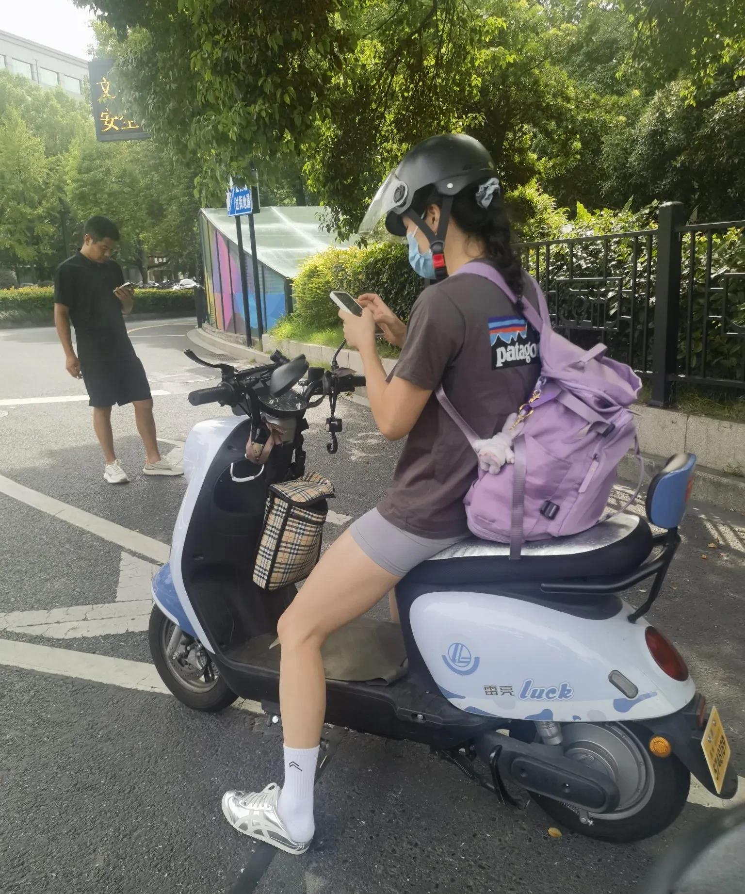 这是什么鞋子？好像看到很多人在穿。