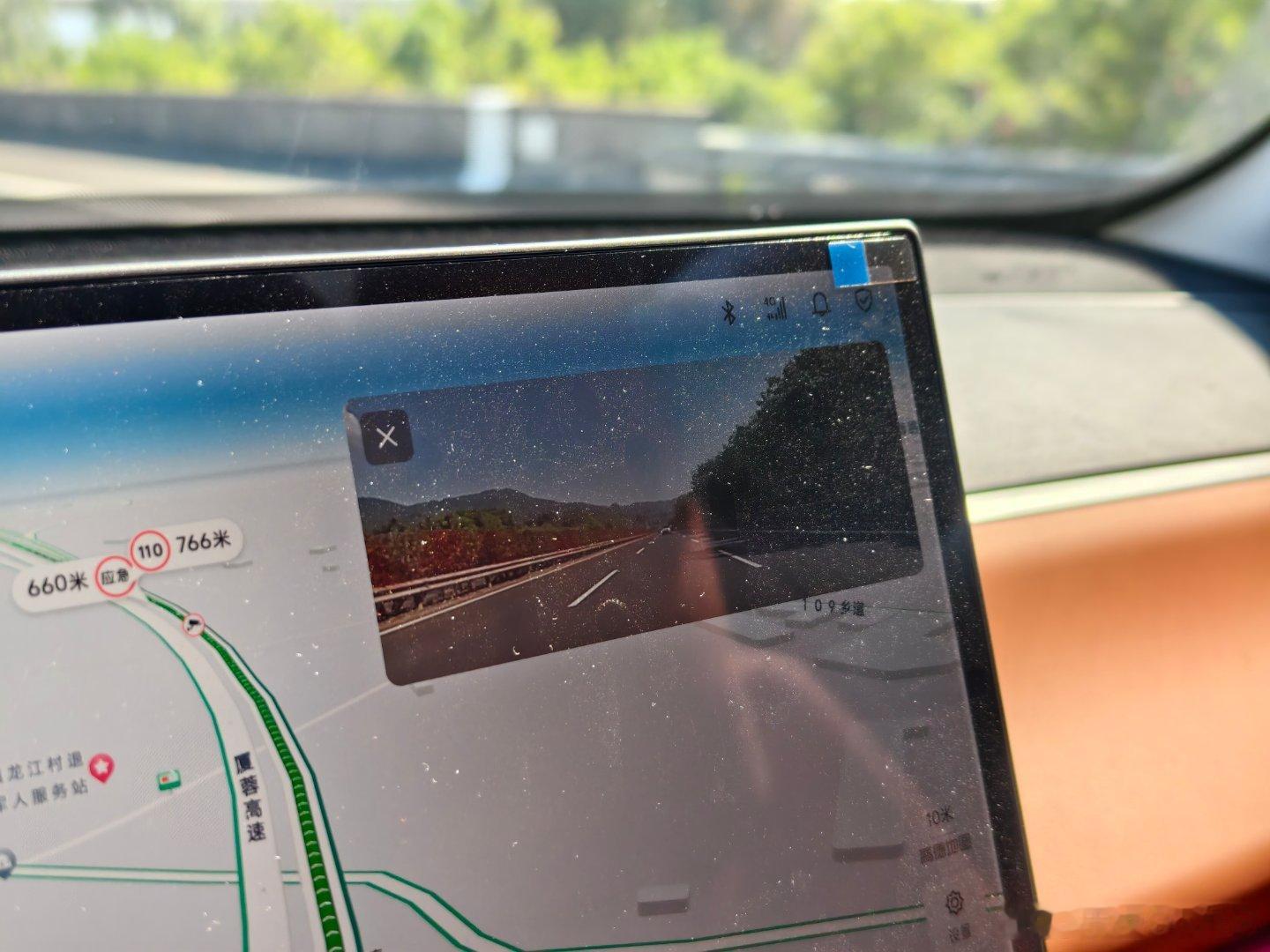 零跑C16没有流媒体后视镜后排电视放下来后，中控屏幕右上角会多出一块后视屏幕来替