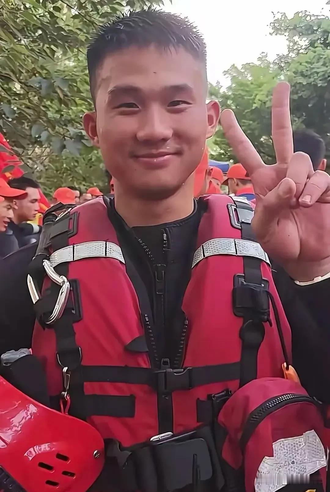 全网都在找的“泡饭哥”，找到了！他叫梁焕，广东肇庆的一名消防员，1999年出