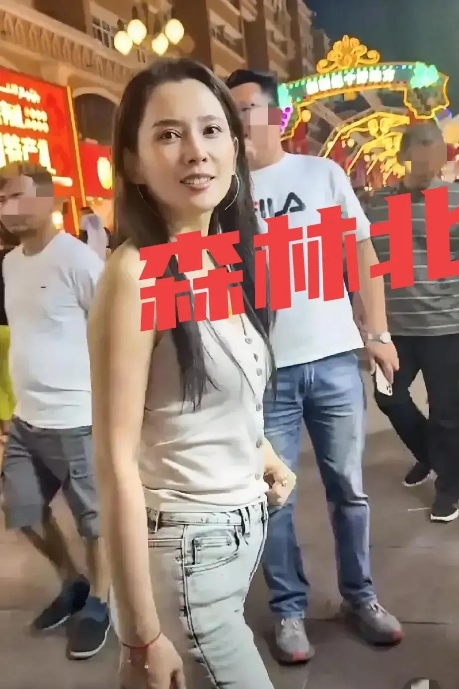 这才是真实的森林北，大家不要被美颜给骗了，这是网友在街上拍到的。素面朝天的森林