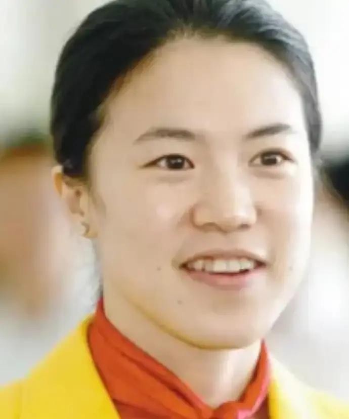 主持人问马龙：“在国乒队里，你最怕的人是谁？是不是刘国梁？”马龙摇摇头：“不是，我最怕王楠。”王楠那