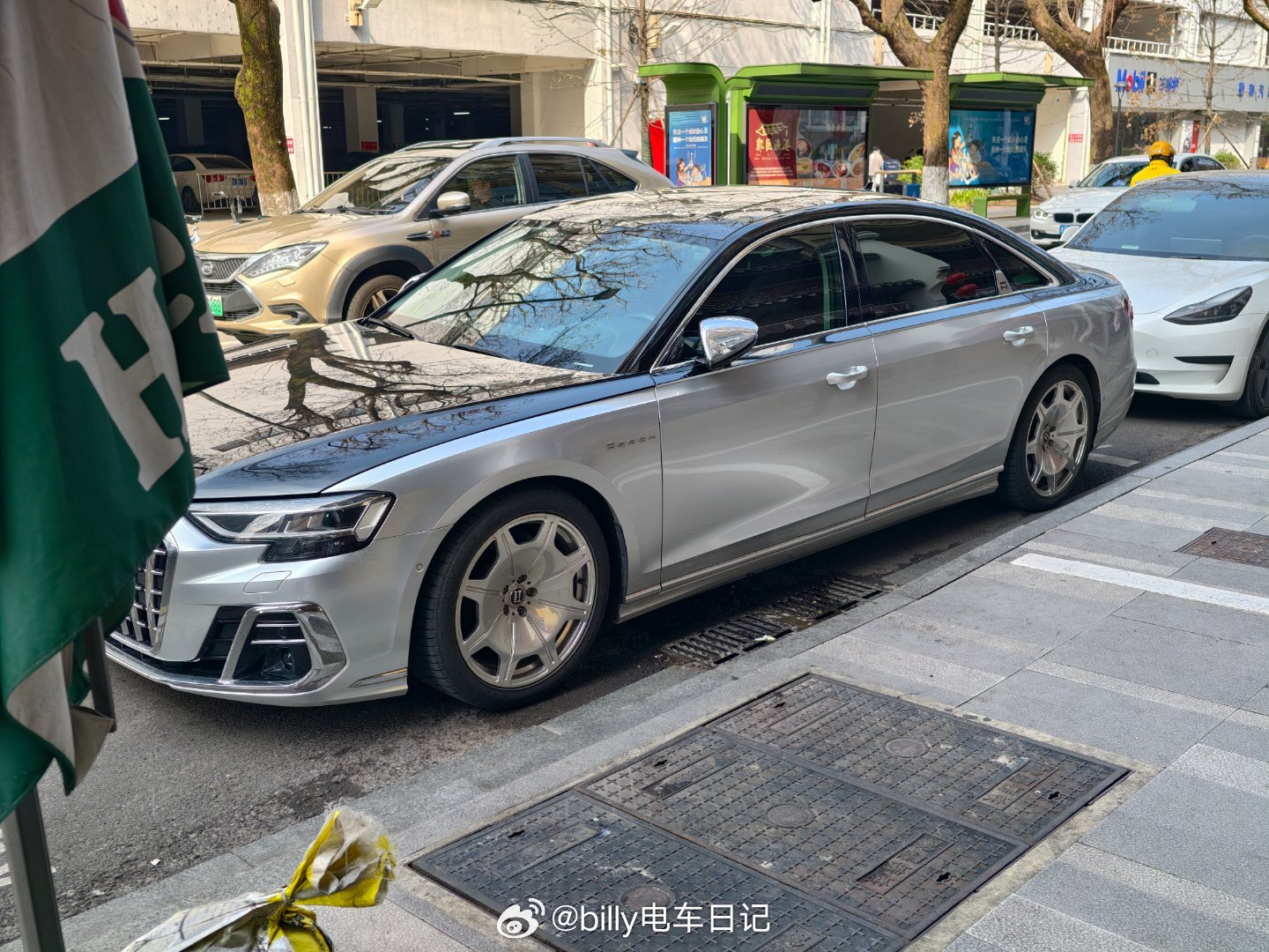 稀有啊！第一次路上遇到奥迪霍希版！刚出店门还以为是迈巴赫，再看车标是个奥迪，仔细