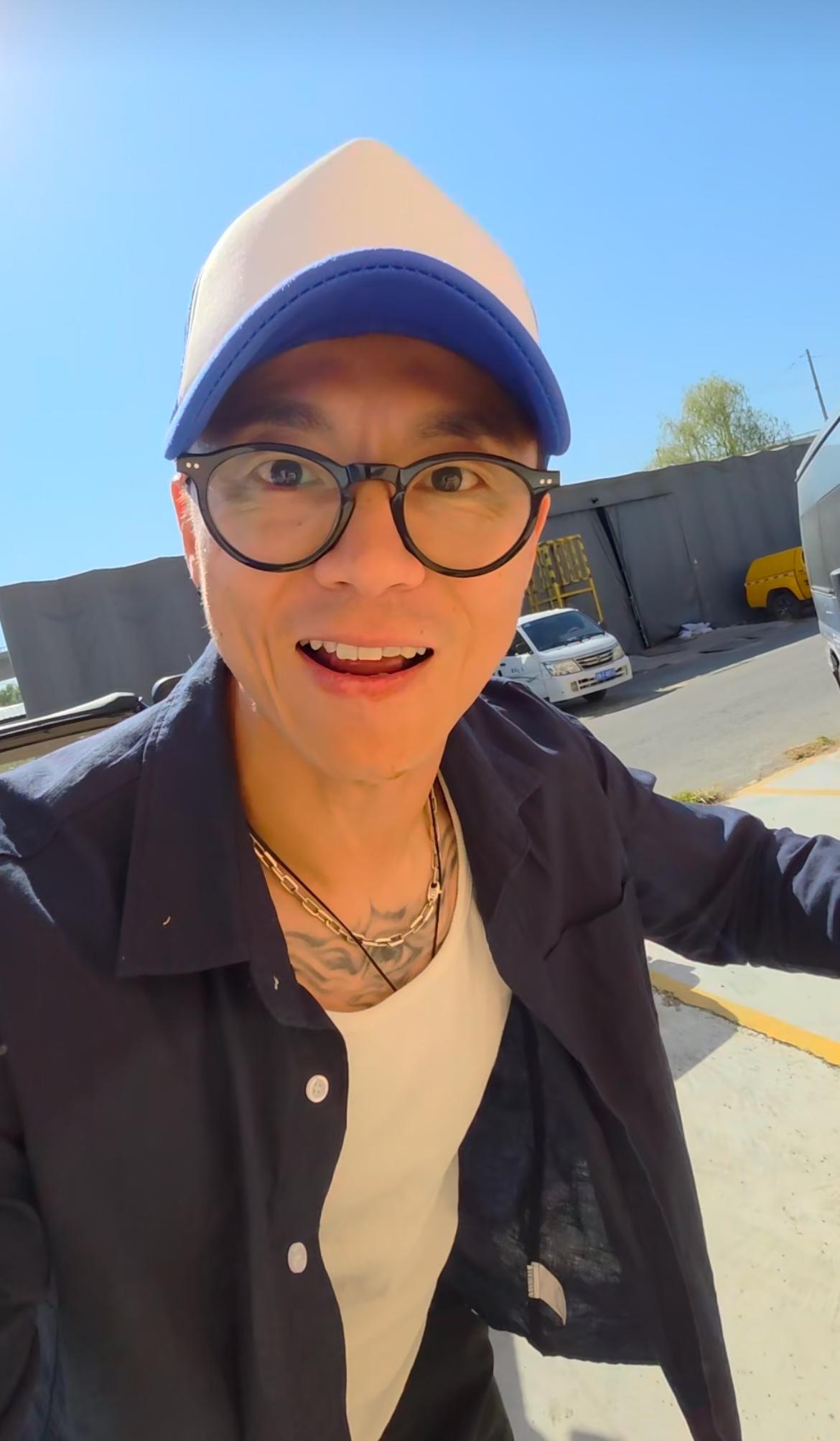 陈震再次翻牌子沪上阿姨的大杯冰美式，结果还给摔了，不过勤俭持家的陈震从打碎的杯子