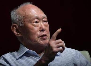 现在的新加坡，可能真要坐立不安了！为什么呢？因为中国人正一点一点地敲碎他们守了几